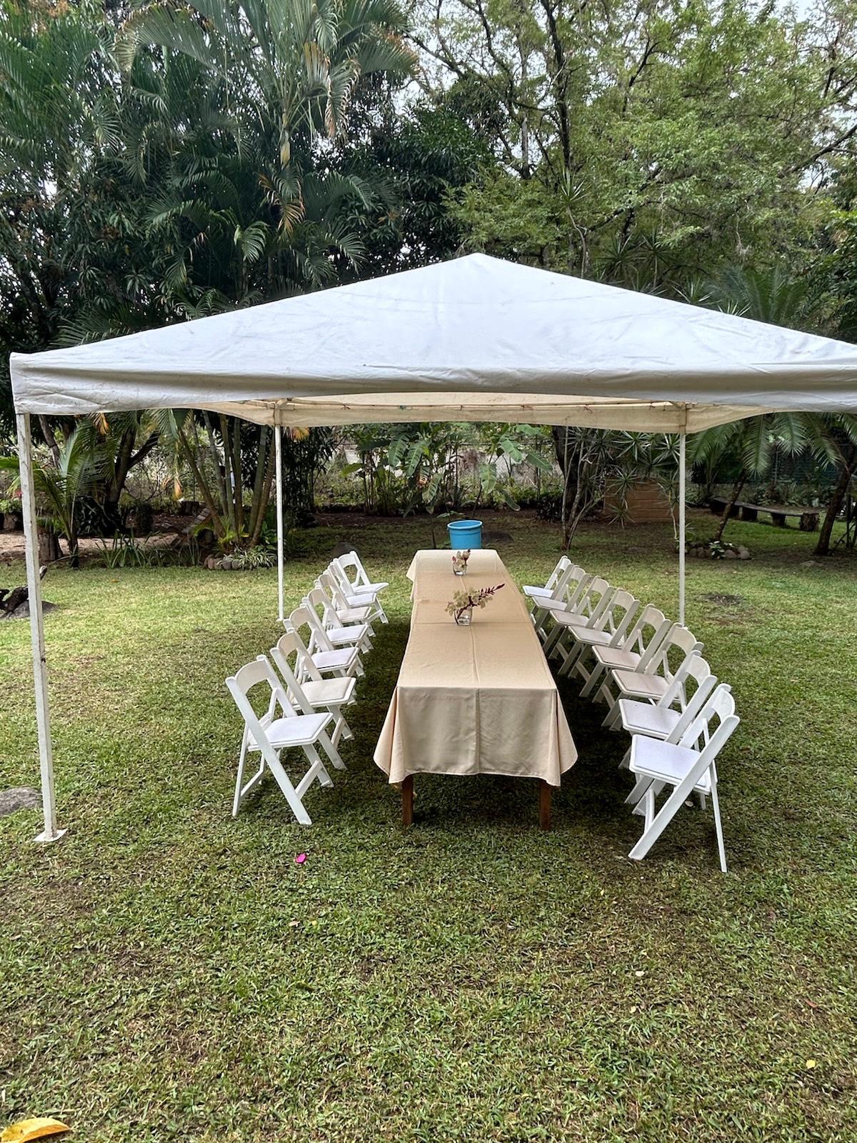 Carpa para convivencia en jardín