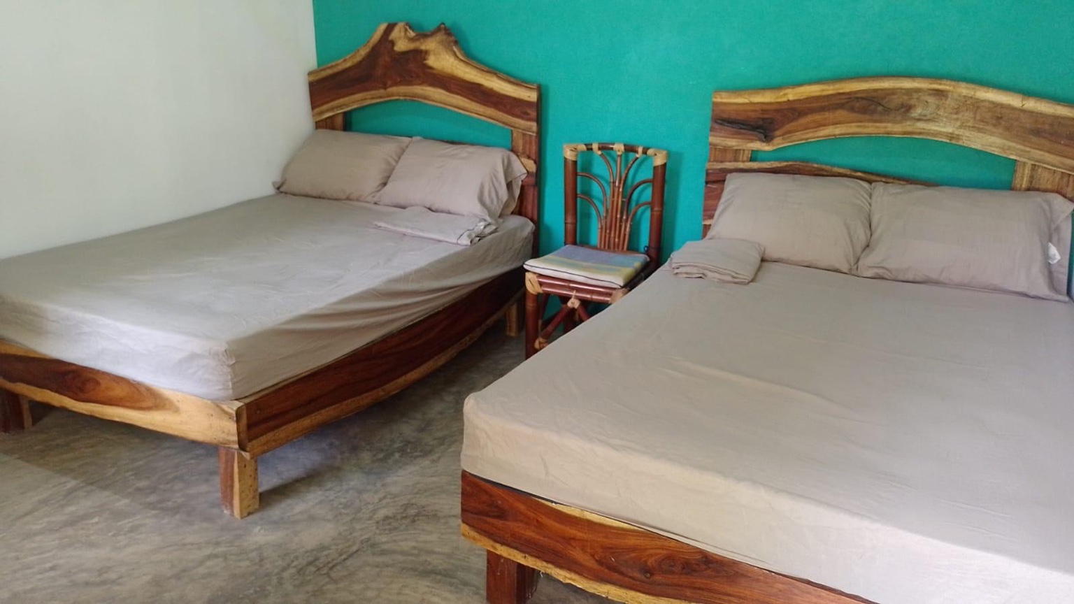 Habitación con camas de madera