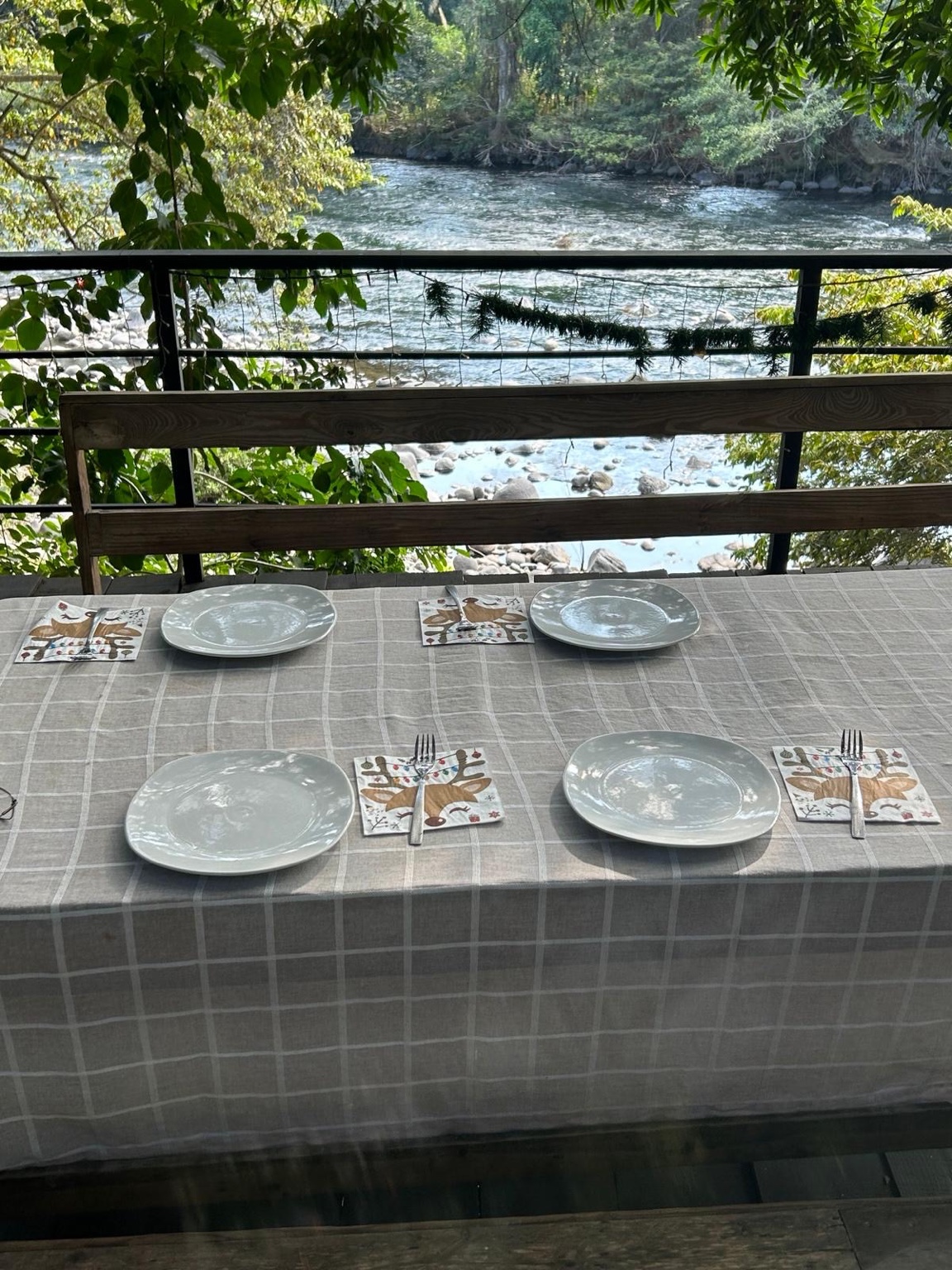 Mesa y mirador al río