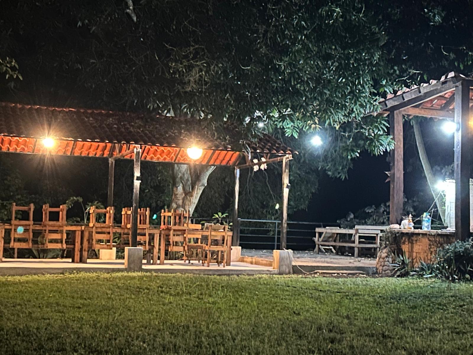 Palapa iluminada de noche