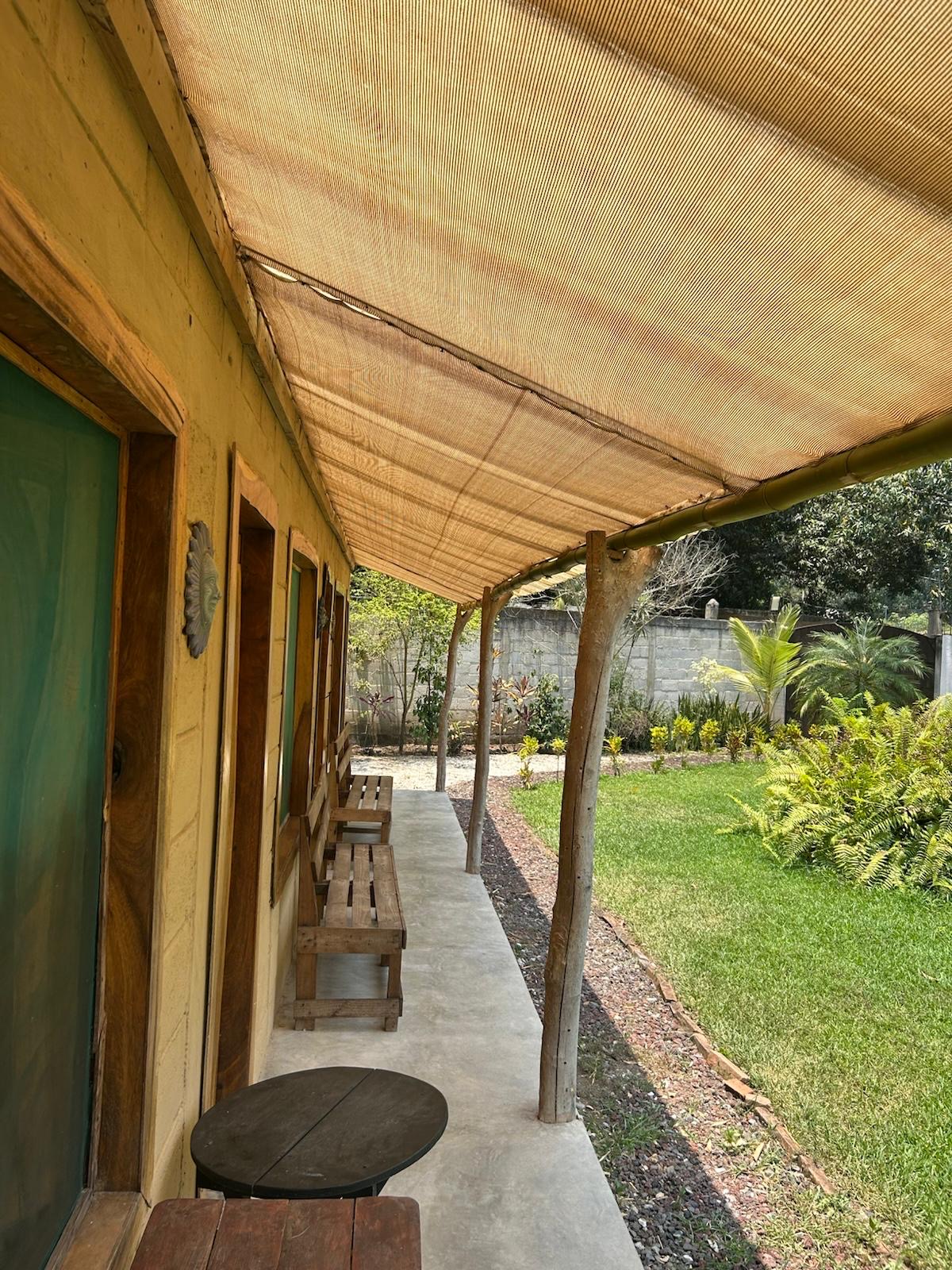 Pasillo de cabañas con jardín